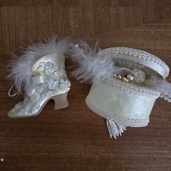 Vintage Victorian Accessory Hat Box and Rose Feather Lace Shoe - Picture 4 of 10